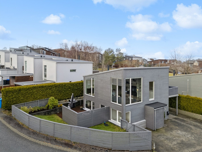 Enebolig i familievennlige omgivelser nær barnehager, skole og turterreng | 3 soverom | Solrike uteplasser | Carport