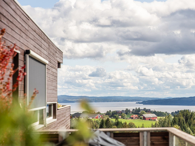 Flott 3-roms toppleilighet med heis - 2 garasjeplasser. Solfylt stor balkong med marka som nabo.