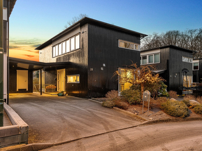 Flott enebolig med idyllisk beliggenhet - grenser til friområde - god standard - solrikt - carport m/elbillader