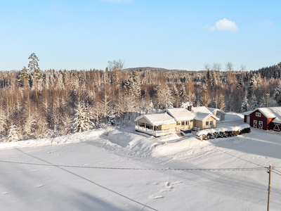 Idyllisk og velholdt eiendom med utsikt over Fagernessjøen! To garasjer og uthus | Hamning og mulighet for hestehold