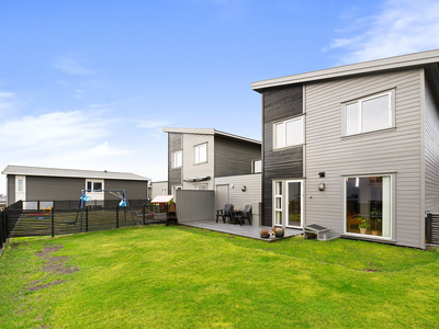 Innholdsrik bolig med garasje og solrikt uteområde | 3 soverom | Gjestetoalett | 2 stuer | takterrasse