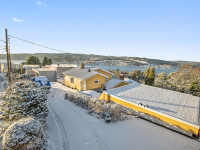 Innholdsrik enebolig / fantastisk fjordutsikt - Basseng - Populær og barnevennlig beligg. - Stor tomt.