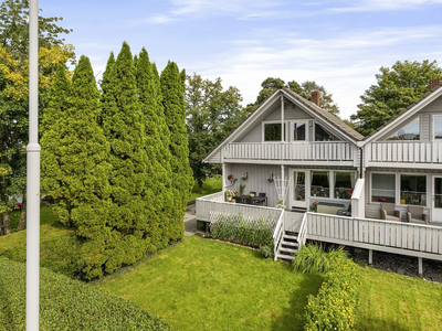 Innholdsrik familiebolig med godkjent hybeldel. Carport. Hage med vestvendt terrasse. Attraktiv beliggenhet!