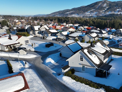 Lekker enebolig med gjennomtenkte og fine løsninger - meget pent opparbeidet hage - dobbelgarasje