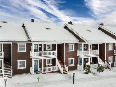 Lys og gjennomgående 3-roms selveierleilighet - Terrasse og solrik hage - Carport - Barnevennlig og tilbaketrukket