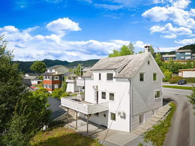 Lys, stilren og koselig hageleilighet med sjøgløtt og tilgang til skjermet og solrik terrasse. Parkering på felles tomt.