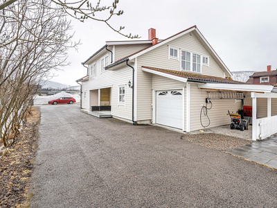 Meget flott familiebolig med garasje, carport og hage i rolige omgivelser i et godt etablert boligfelt.