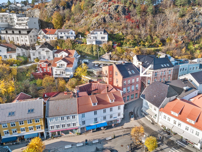 Nyoppusset selveierleilighet i sentrum med god takhøyde, uteplass og mulighet for parkering.