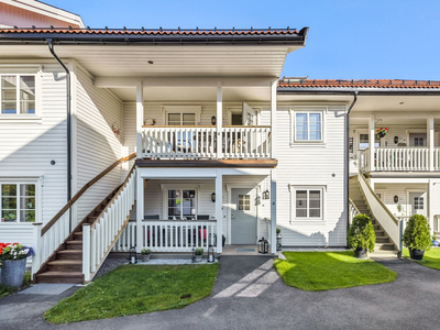 Pen, delikat leilighet i 1. etasje med trappefri adkomst - Terrasse - To soverom - Carport - utvendig sportsbod!