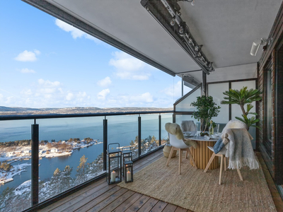 Pen og moderne leilighet med fantastisk utsikt, garasjeplass og vestvendt, innglasset terrasse. DOBBELTBOLIGFORSIKRING!