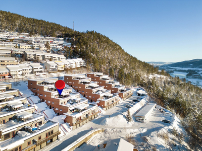 Pen og velholdt 4-roms leilighet over 2 plan, med stor terrasse, herlige solforhold og fantastisk utsikt! Mulig for park