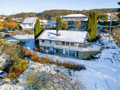 Sentralt i Vennesla | Velholdt enebolig | Godkjent hybel | Vestvendt tomt | Solrik terrasse på 60 m²