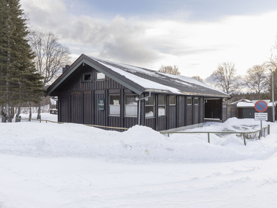 Spennende, svært innholdsrik og romslig enebolig med egen sideleilighet - mange muligheter! Stor og flat tomt