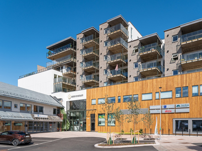 Stor, attraktiv 3-roms fra 2021 med fin beliggenhet. Solrik terrasse, garasjeplass og tilgang på flott takterrasse.