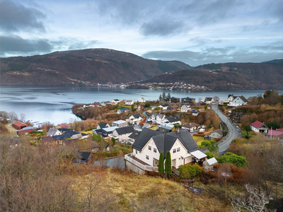 Stor enebolig m/ usjenert og landlig tomt | Vesentlig oppgradert i 2013 | Dbl. garasje | Nydelig utsikt!