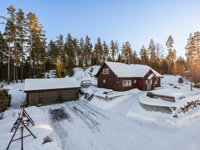 Stor enebolig på flott tomt, med landlig utsikt og solrik terrasse. Dobbelgarasje og 4 soverom. Idyllisk og usjenert!