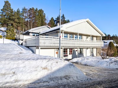 Velholdt enebolig over to plan | 2 bad/wc | 3 sov | 2 stuer | vaskerom | barnevennlig i blindvei | sentralt Konnerud