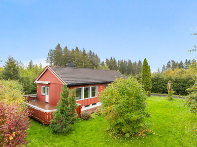 Velholdt enebolig på 169 m² BRA - Flotte uteområder på 1 250 m² tomt - Garasje - Egen inngang til kjeller - I blindvei!