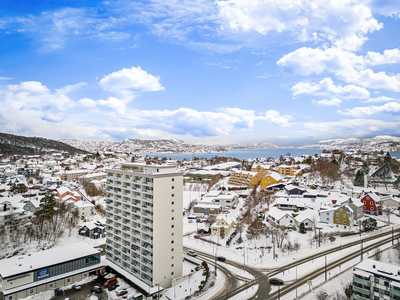 YTRE LAKSEVÅG - 4-roms leilighet i 12. etasje med 13 kvm. solrik altan og flott utsikt