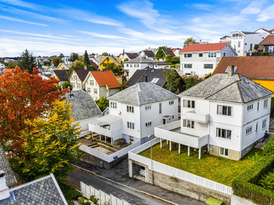 Bolig med 3 leiligheter, i sentrumsærverdig villaområde. Garasje, liten hage, terrasse med utsikt.