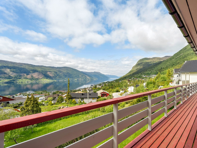 Einebustad med stor garasje i Myklebuståsen - HOLANE | dobbelgarasje over to plan | flott utsikt |