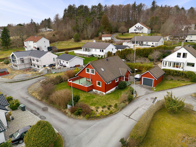 Enebolig i etablert boligområde | Garasje | Oppussing/modernisering etter eget ønske bør påregnes.