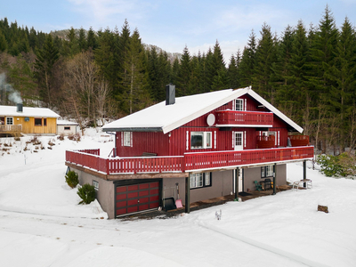 Enebolig i landlige og fine omgivelser. Flott utsikt. Garasje og naust.