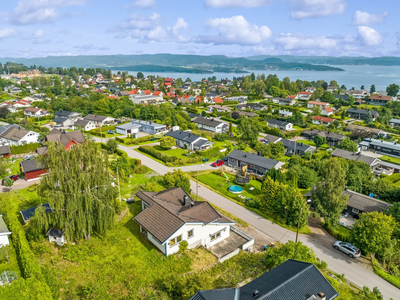 Enebolig over 3 etasjer med noe sjøutsikt i attraktivt og barnevennlig boligområde. Gangavstand til tog. Godkjent hybel