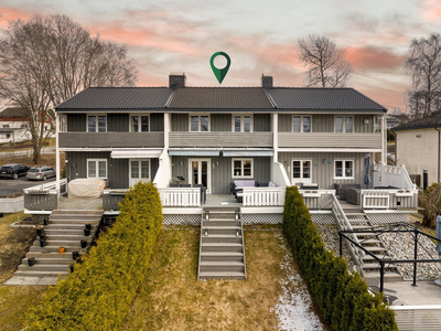 Familievennlig rekkehus på Borgenhaugen, betydelig modernisert på 2000-tallet. Solfylt hage med boltreplass!