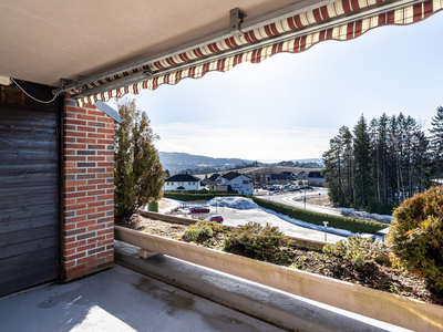 Flott 4-roms hjørneleilighet med heis og garasjeplass. Terrasse med gode solforhold og fantastisk utsikt. Må ses!