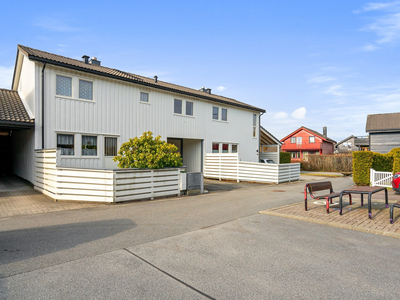 Flott og innholdsrik andelsrekkehus i barnevennlig beliggenhet - 4 soverom - Carport