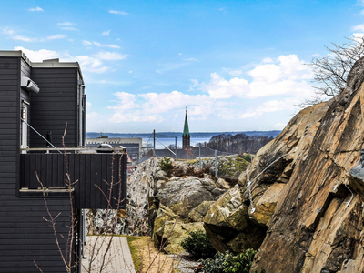 Flytt rett inn! Pen 3-roms selveierleilighet på toppen med moderne planløsning. Gangavstand til sentrum og Mossesundet.