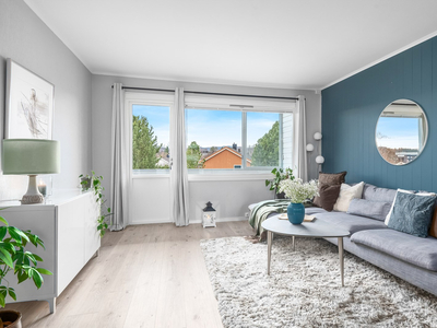 Gjennomlys 3-roms på 74 m² i enden av feltet | Oppgradert de siste år | Vaskerom | Garasjeplass | Innglasset balkong