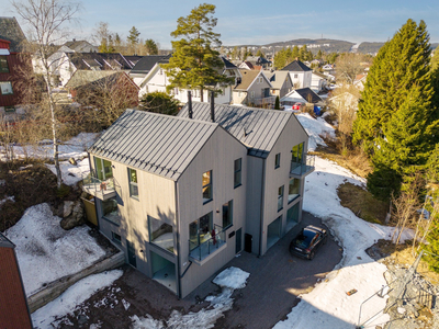 Helt ny halvpart av vertikaldelt tomannsbolig I Familievennlig planløsning med mulighet for hybel I Carport I IN-ordning