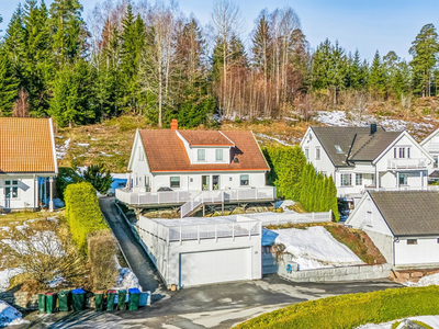 Nyere og delikat enebolig i populært og familievennlig område nær sjøen! Kort vei til skole og barnehage. 2 nye bad.