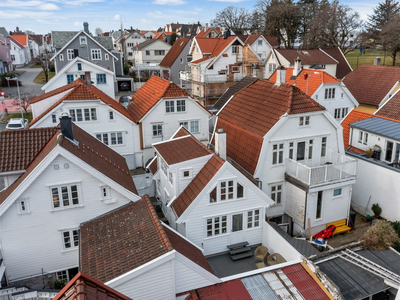 Pen enebolig med svært attraktiv og sentral beliggenhet | 2 soverom Flott uteplass | Gåavstand til sentrum