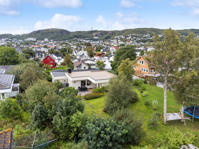 Romslig familievilla med tomt på over ett mål i svært attraktivt og barnevennlig område!