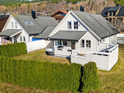 ØRSTA - Velholdt tomannsbolig over 2 plan. Carport og uteboder. Populær beliggenheit