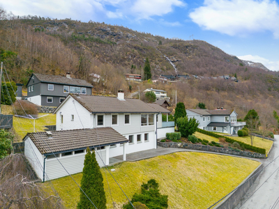 Stor enebolig i Arna med flott utsikt og gode solforhold - Barnevennlig beliggenhet - Hage - Garasje | Oppussingsobjekt!