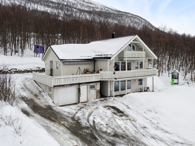 Stor og innholdsrik familiebolig i naturskjønne omgivelser - Ypperlig for de med småbarn | Garasje | Carport | Utleie