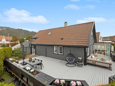 Velholdt og innholdsrik familiebolig m/flott, solrik terrasse | Lettstelt | Carport m/EL | Rolig, barnevennlig område