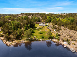 Bo på Hvaler med 250 meter strandlinje, egen sandstrand, brygge, naust, anneks, låve, stor garasje, hage og litt skog?