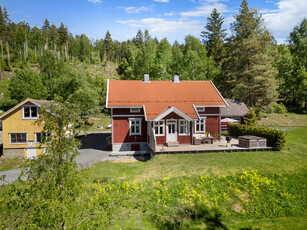 BRØTTUM - Flott enebolig med fantastisk mjøsutsikt. Carport og 3 uthus. Opplev småbrukfølelsen og nydelig idyll.