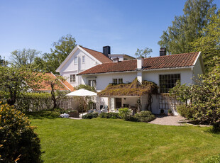 Bygdøy perle - Grenser til Kongeskogen - unik, sjarmerende enebolig - Sjønær, solrik idyllisk hage - Sjelden anledning!