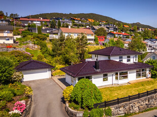 Drømmebolig i Kråkeneslien med fantastisk utsikt, god standard, dobbel garasje og solrike uteplasser.