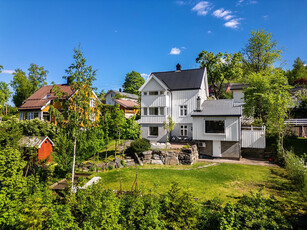 Enebolig m/flott utsikt / Solrikt beliggende i trafikkstille blindvei / Hoveddel m/4 soverom og 3 bad /Separat leilighet