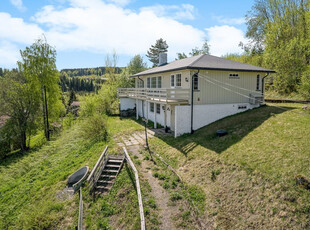 Enebolig med skjermet beliggenhet - barnevennlige omgivelse. fin utsikt - Dobbelgarasje - Innglasset terrasse