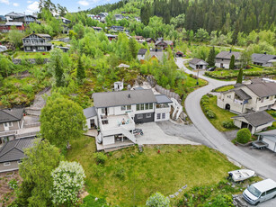 Enebolig på stor tomt (1386m²) med nydelige og solrike uteplasser | 4 soverom og integrert carport. Hage.