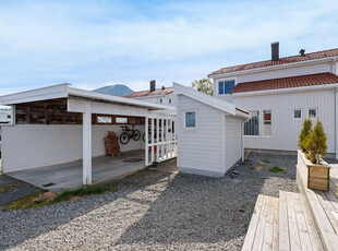 Fin enebolig med 3 soverom, 2 stuer, 2 bad, carport og stor terrasse i populært område