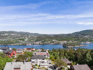 Flott bolig med 2 leiligheter og 2 garasjer | Stor solrik altan | Fin utsikt | Romslig hage | Attraktivt boligområde